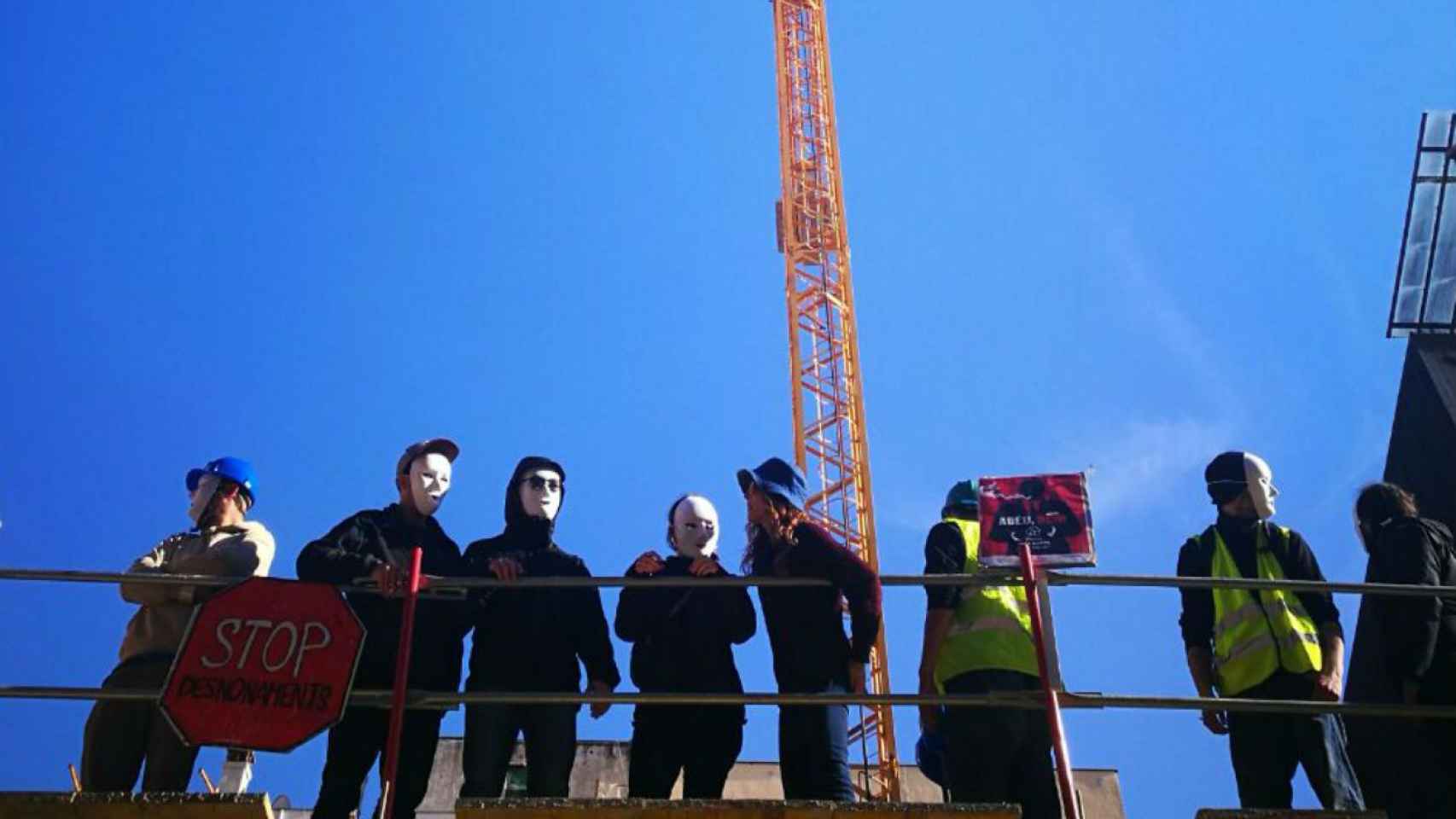 Vecinos de Poble Sec ocupan un edificio en obras en la calle Poeta Cabanyes / Ateneu Cooperatiu de Poble Sec