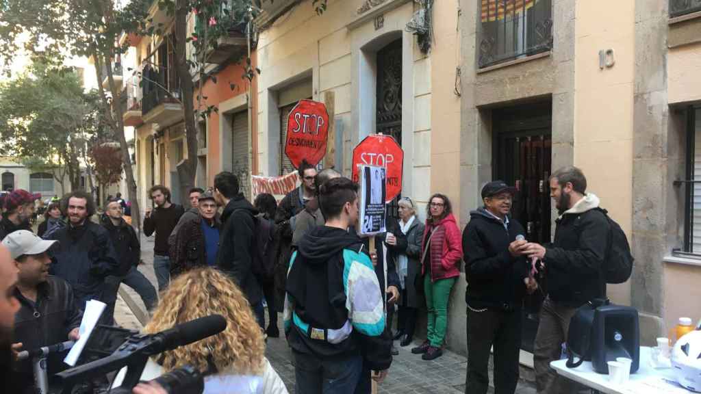 Paralización de un desahucio en el barrio de Poble-sec / AROA ORTEGA