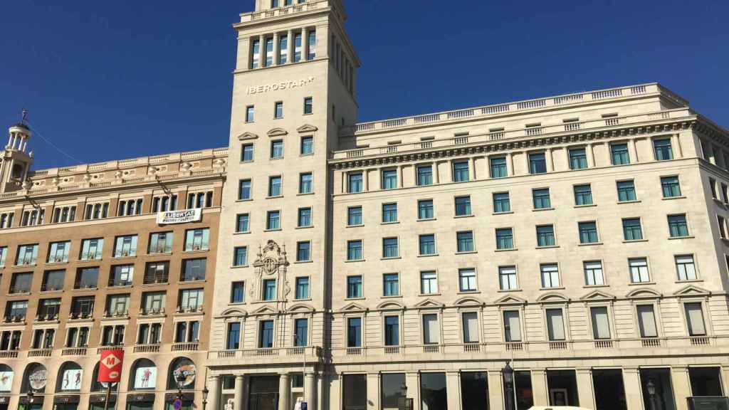 El Hotel Iberostar de plaza Catalunya, donde estaba la antigua sede de Banesto / PABLO ALEGRE