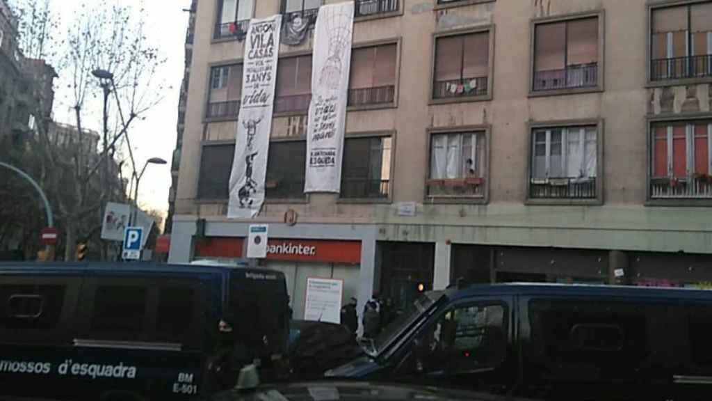 El bloque 'okupado' de la Kan Tonada, en la Sagrada Família, desalojado por los Mossos / TWITTER @KAN_TONADA