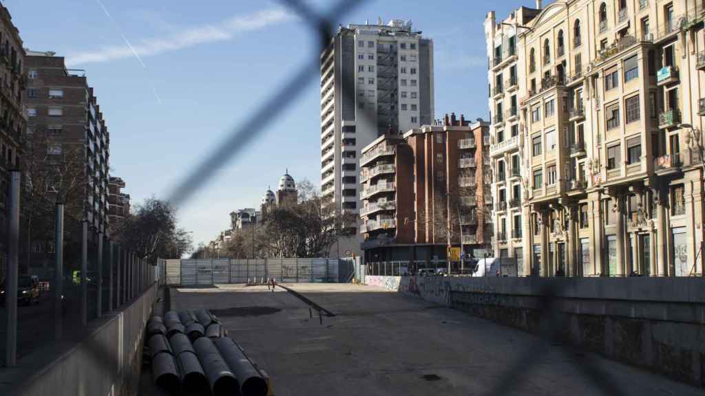 Vista de una parte de las obras en la plaza de las Glòries / HUGO FERNÁNDEZ