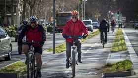 Dos hombres en bicicleta en Barcelona / HUGO FERNÁNDEZ