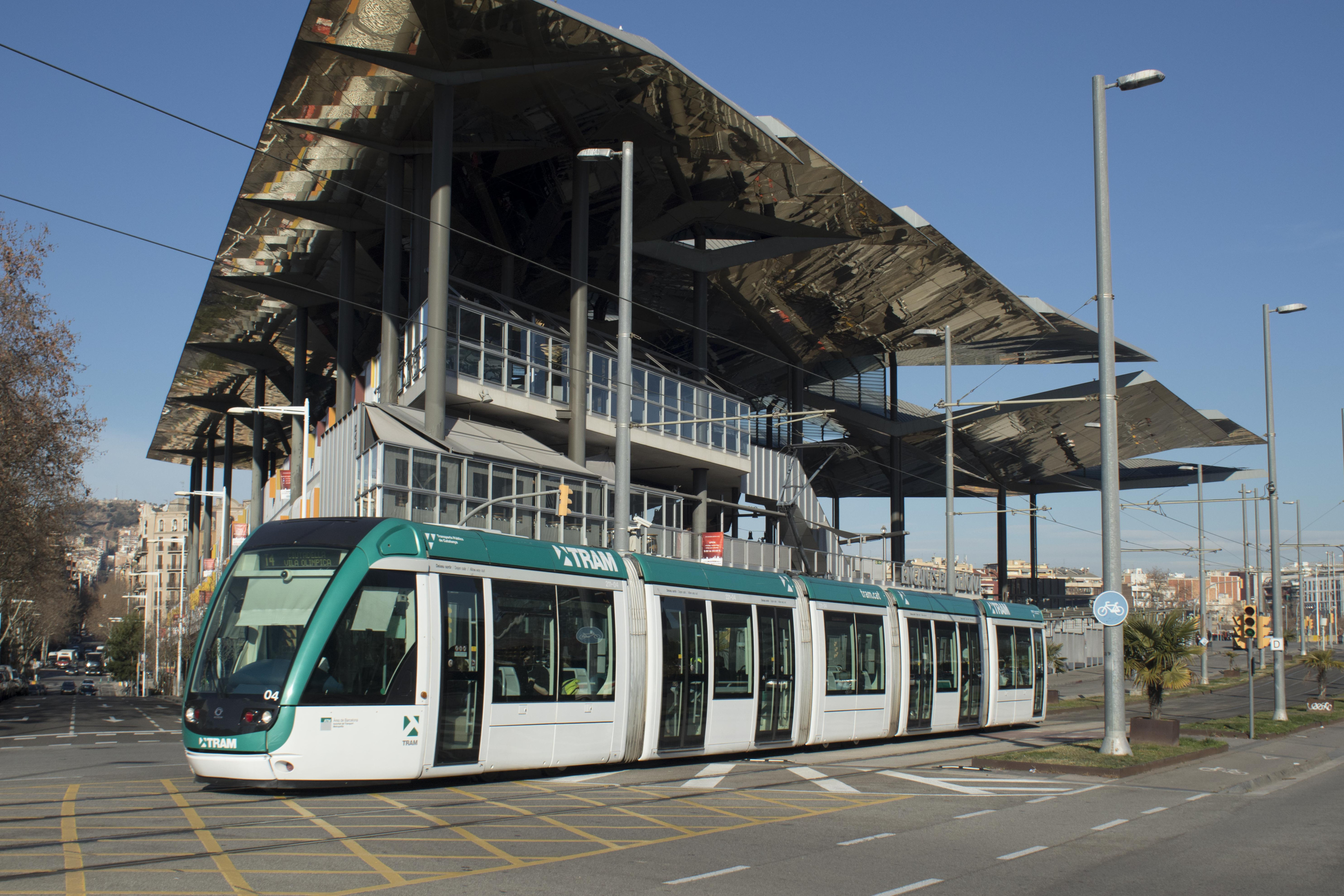 Tranvía circulando por la Meridiana, delante del mercat dels Encants / ÁLVARO VENTURA