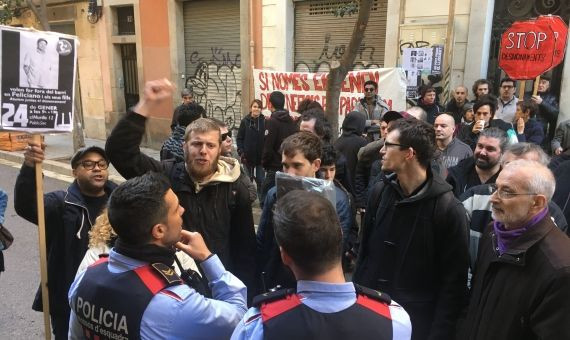 Concentración de los vecinos en la calle de Murillo a la llegada de los Mossos d´Esquadra / AO