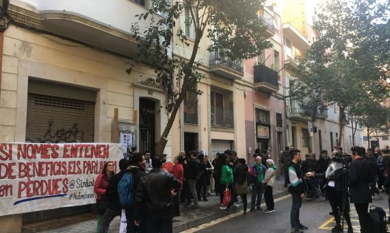 Vecinos contra el desahucio de la calle de Murillo, en Poble-sec / AO