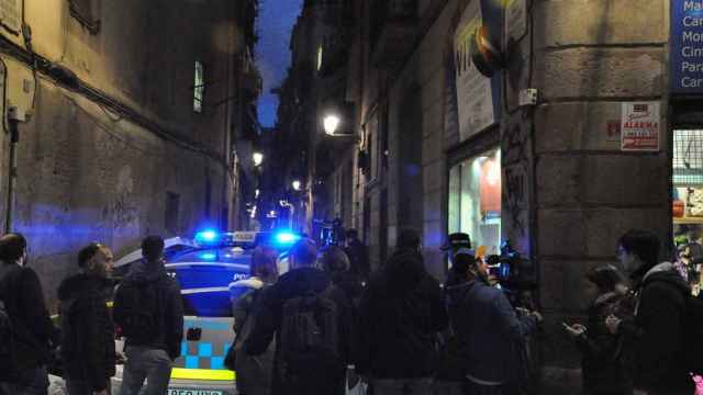 Agentes de la Guardia Urbana durante una actuación en Ciutat Vella / MA