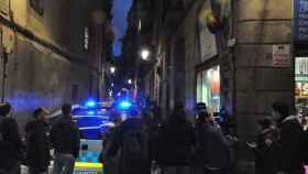 Agentes de la Guardia Urbana durante una actuación en Ciutat Vella / MA