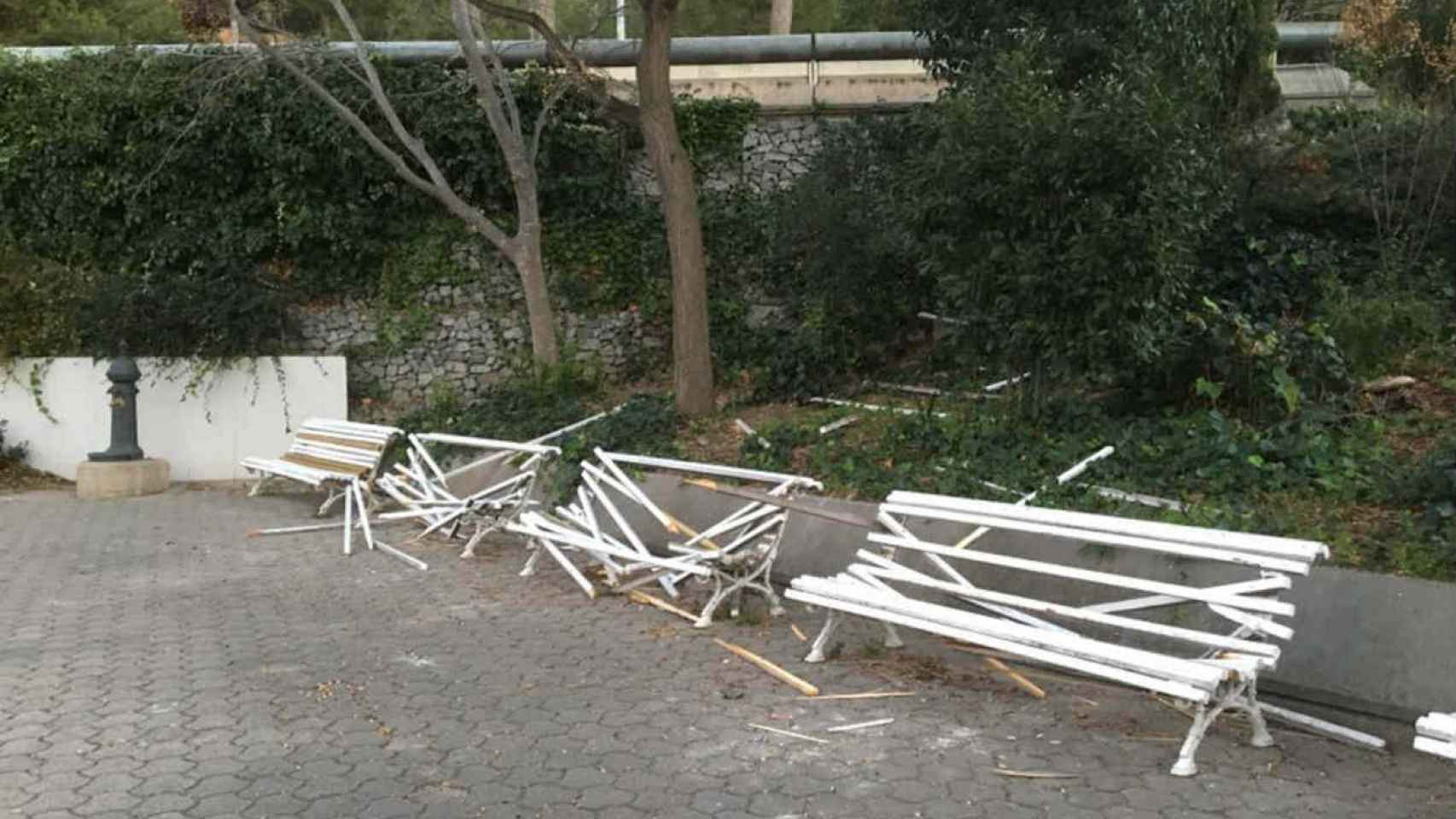 Los bancos afectados antes de la reparación / AV. COLL-VALLCARCA