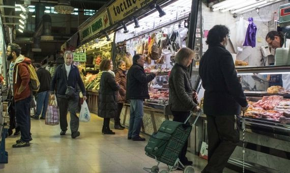 Clientes en el mercado del barrio del Carmel, que pronto será reformado / ÁLVARO VENTURA