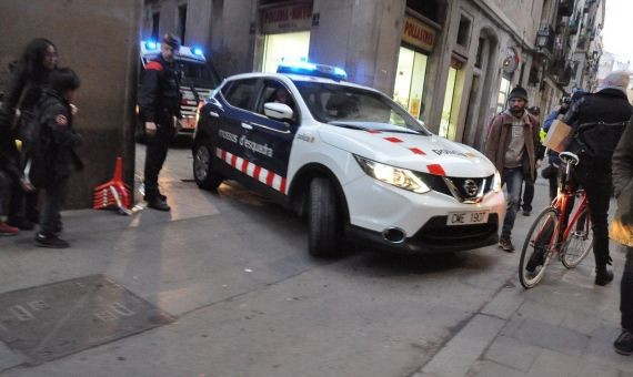 Una patrulla de la policía sale de la calle de Los Salvador tras las detenciones / MIKI