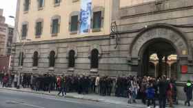 Mucha gente se ha quedado a las puertas de entrar en la antigua cárcel Modelo / A. Ortega