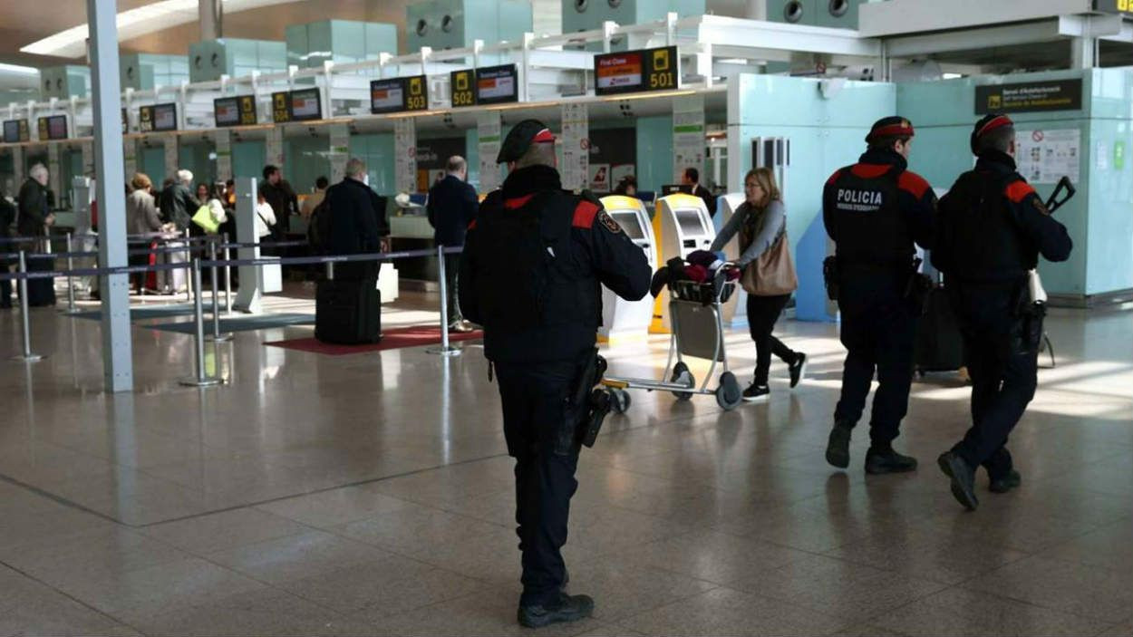 Los Mossos d'Esquadra en tareas de vigilancia en las terminales del aeropuerto de Barcelona-El Prat / EFE