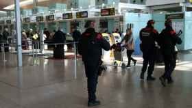 Los Mossos d'Esquadra en tareas de vigilancia en el aeropuerto de Barcelona-El Prat