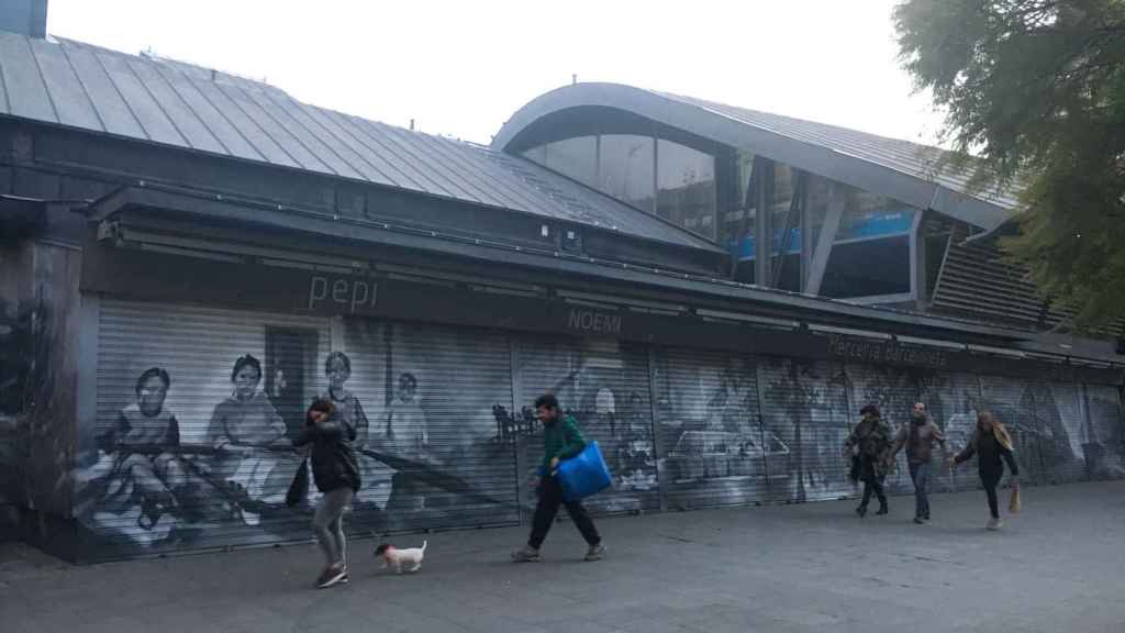 La recién estrenada cenefa de grafitis en el Mercado de la Barceloneta / AROA ORTEGA