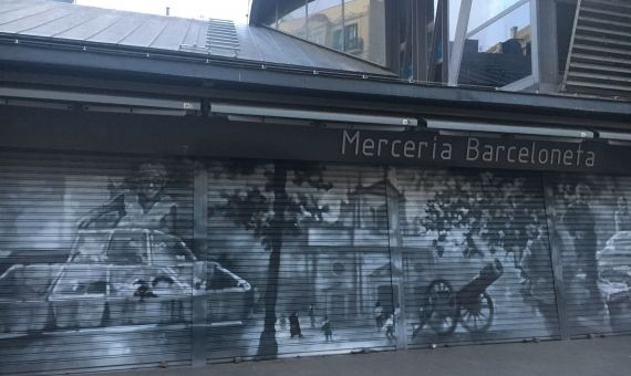 Puesto, iglesia y merceria, grafitados en el Mercat de la Barceloneta / AO