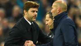 Mauricio Pochettino saluda a Zinedine Zidane en el Bernabéu