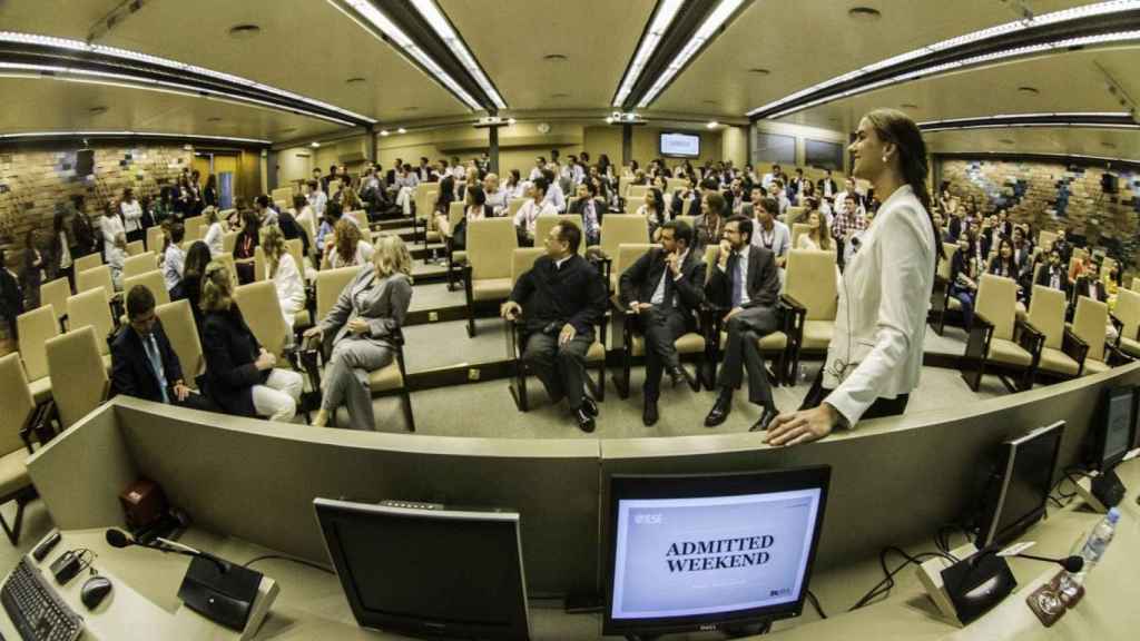 Una de las salas de conferencias con que cuenta el IESE de Barcelona