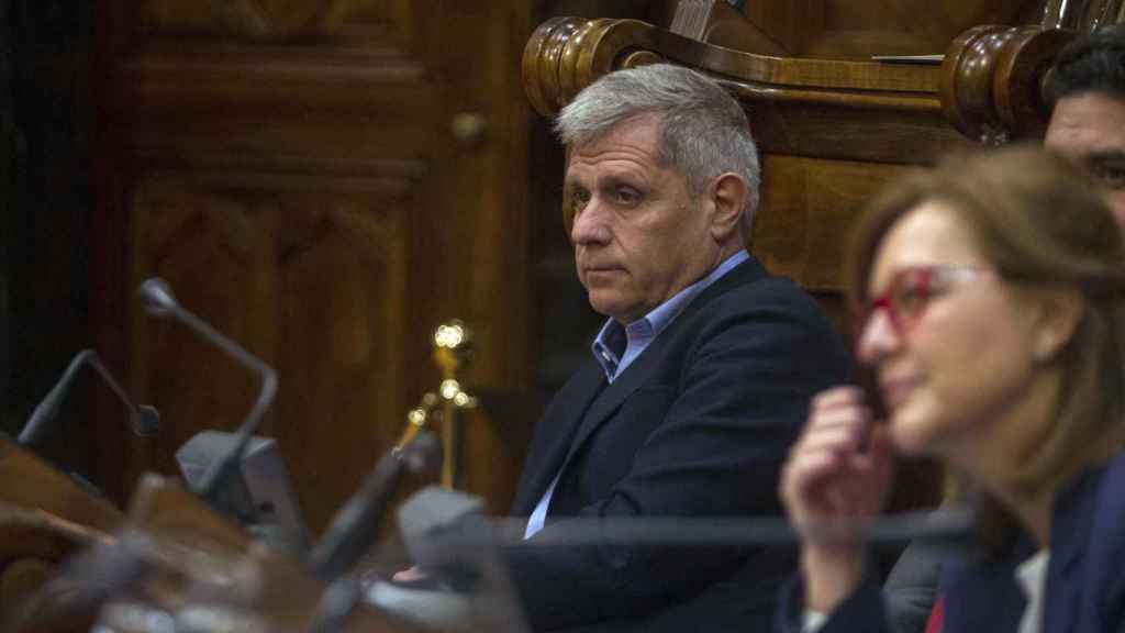 Alberto Fernández (PP), en un pleno del Ayuntamiento de Barcelona / HUGO FERNÁNDEZ