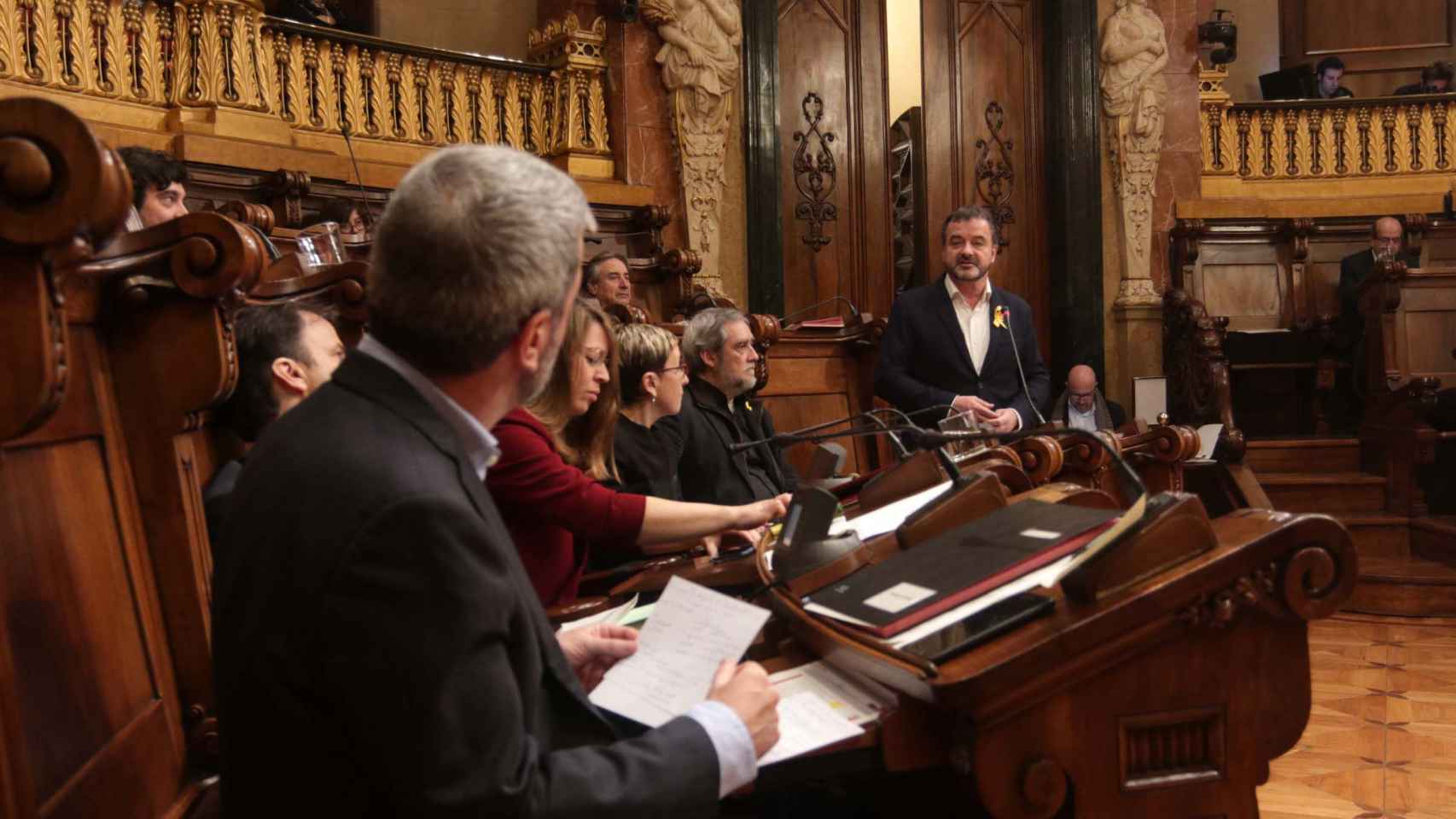 Alfred Bosch se dirige a Jaume Collboni en el pleno del Ajuntament de Barcelona / HUGO FERNÁNDEZ