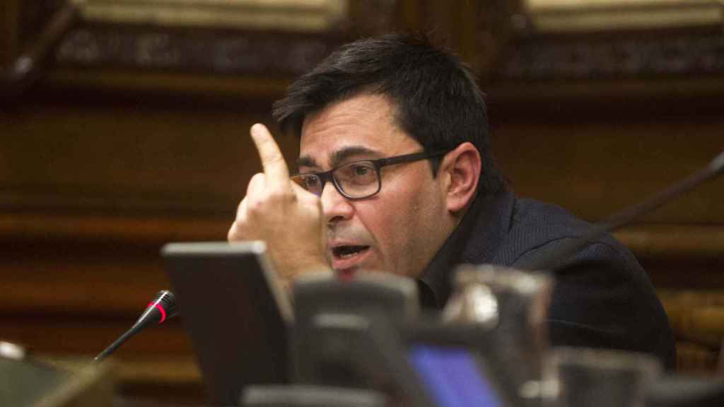 El primer teniente de alcalde de Barcelona, Gerardo Pisarello, durante un pleno del Ajuntament de Barcelona / HUGO FERNÁNDEZ