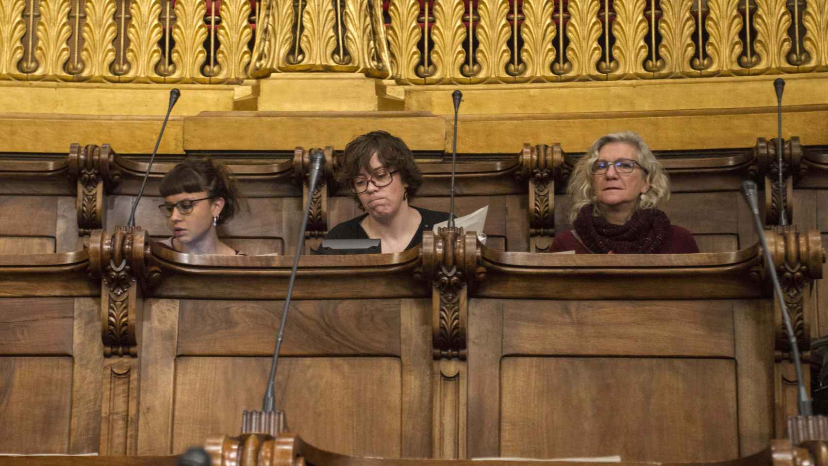 De izquierda a derecha, Maria Rovira, Eulàlia Reguant y María José Lecha, regidoras de la CUP en el Ajuntament de Barcelona / HUGO FERNÁNDEZ