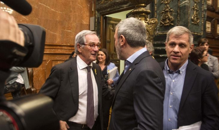 Xavier Trias dialoga con Jaume Collboni mientras pasa por su lado Alberto Fernández / ÁLVARO VENTURA