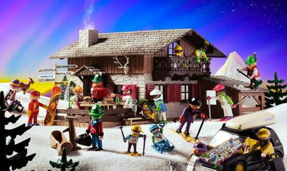 Un lote de Playmobil en la nieve / PLAYMOBIL