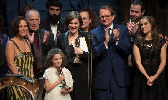 La directora Carla Simón con el equipo de 'Estiu 1993' recogiendo el premio a Mejor Película / EFE 