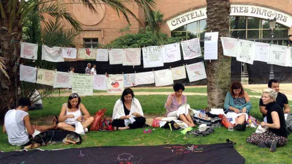 'Bordados por la paz' en el Parc de la Ciutadella / B. POR LA PAZ