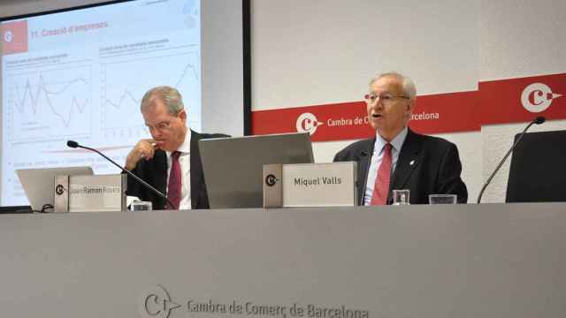 Joan Ramon Rovira (izq.) y Miquel Valls, durante una conferencia en la sede de la Cambra de Comerç / MIKI