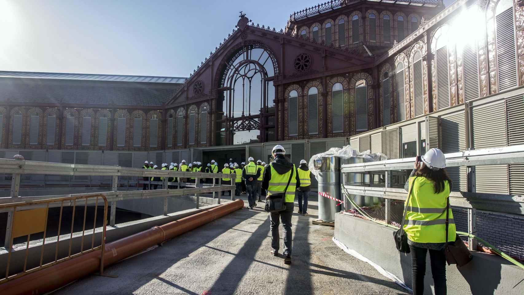 Aspecto exterior del renovado mercado de Sant Antoni / HUGO FERNÁNDEZ