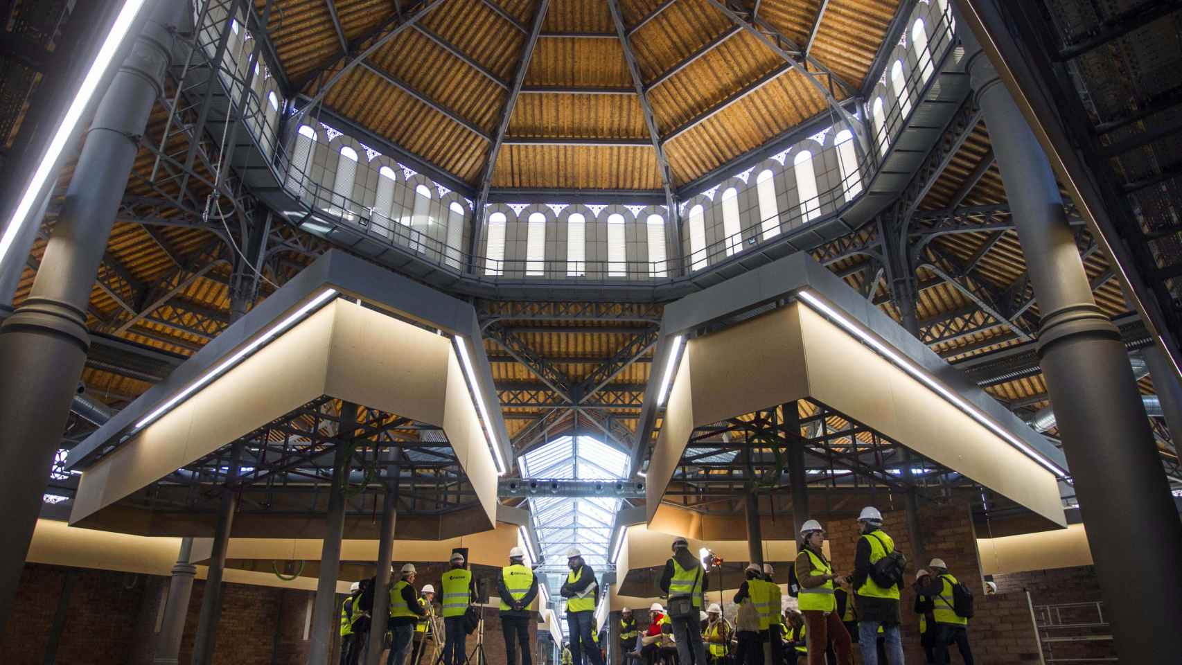 Pasillo central del mercado de Sant Antoni, que se encuentra en la fase final de su reforma / ÁLVARO VENTURA