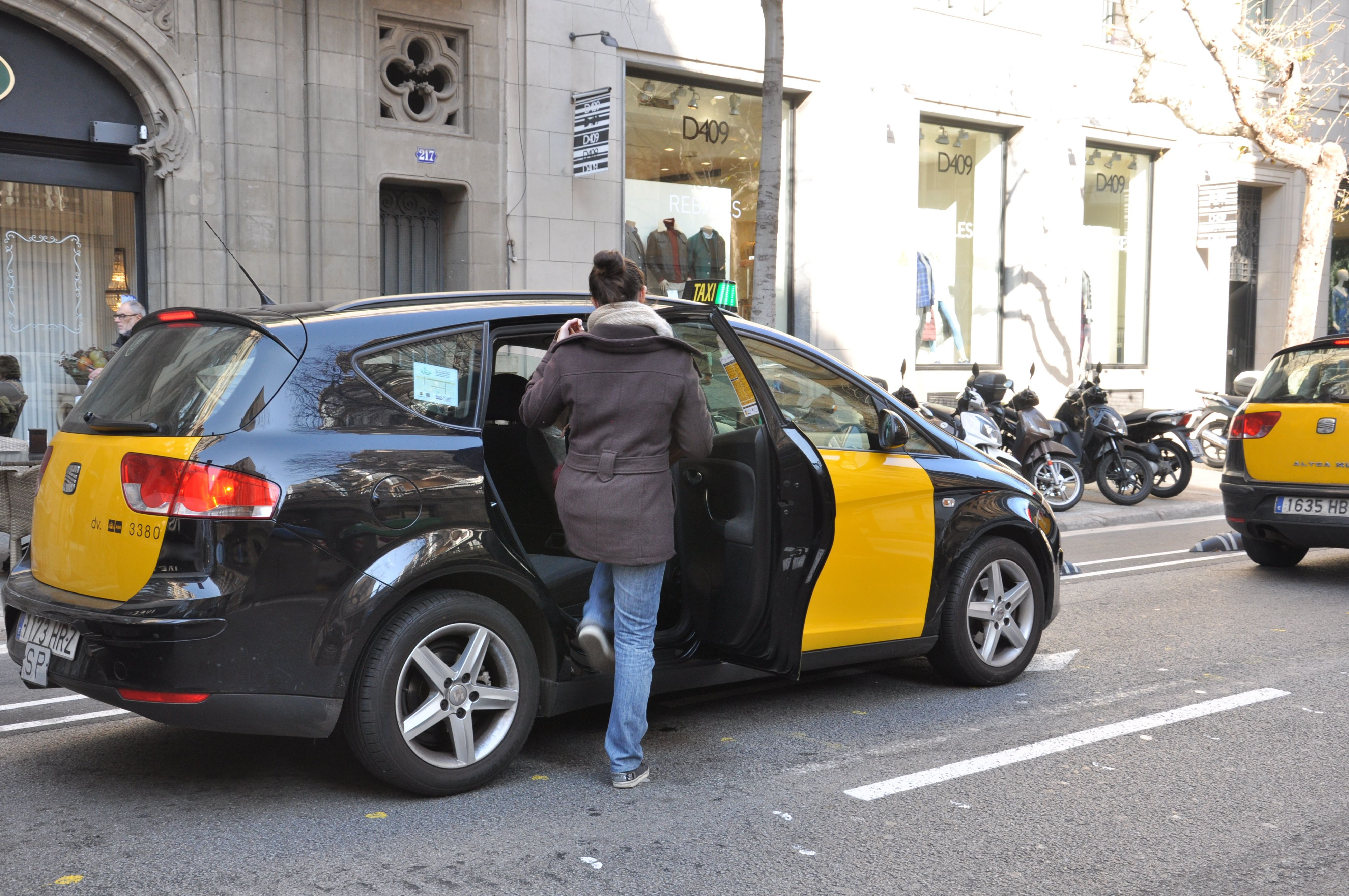 La periodista Aroa Ortega subiendo al taxi / MIKI