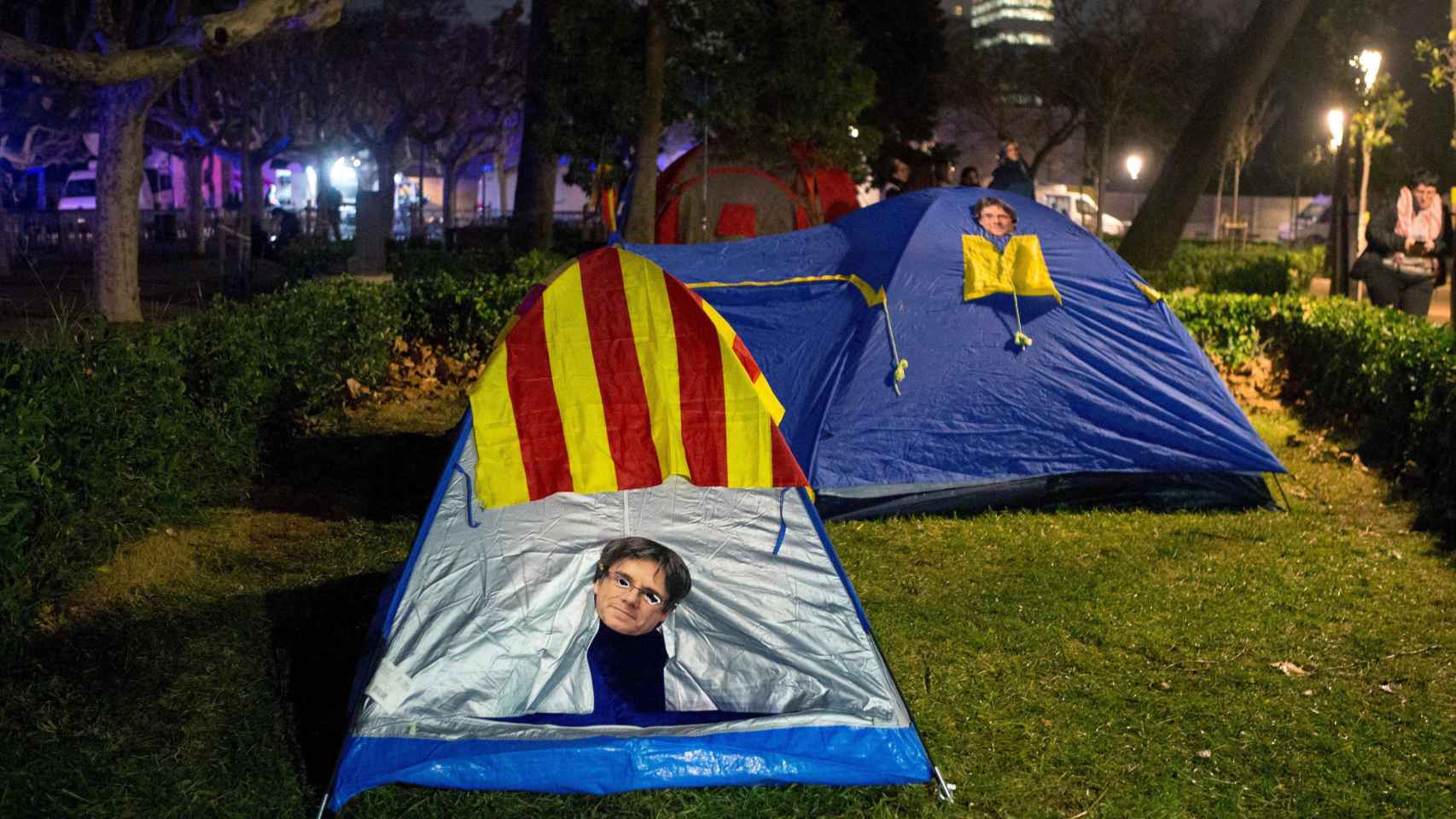 Acampada en el parque de la Ciutadella / EFE / QUIQUE GARCÍA