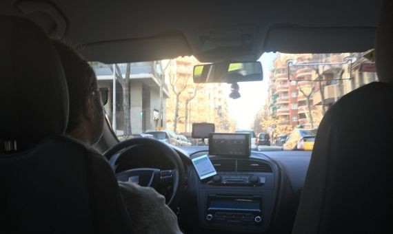 El taxista durante el recorrido / A.O.