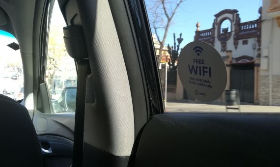 En la ventanilla trasera se especifica que el vehículo de Cabify cuenta con WiFi / P.B.