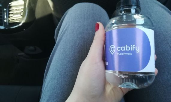 Los botellines de agua que regala Cabify con el hashtag #CabifyMola / P.B.