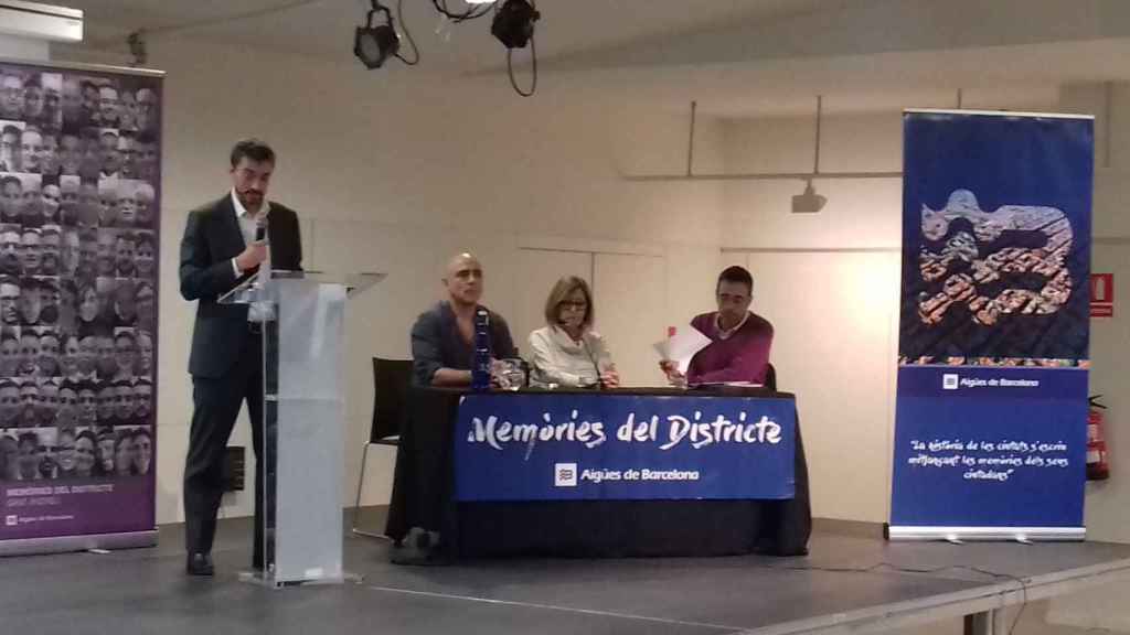 Bernat Rovira (de pie), junto a Joan Chamorro, Maite Sanmiquel y Xavi Abad, en la presentación del libro de Aigües de Barcelona sobre Sant Andreu / JORDI SUBIRANA