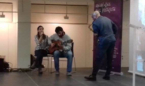 Joan Chamorro, al saxo, interpreta una pieza musical durante el acto junto a un dúo de guitarra y voz / J S