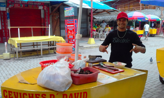 Puesto callejero de venta de ceviche / PAULA BALDRICH