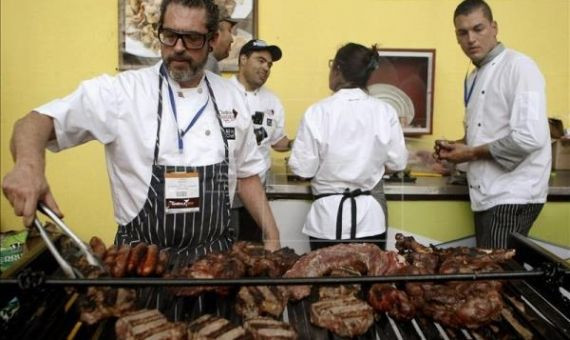 Un asado argentino, que constituye uno de sus actos sociales favoritos / EFE