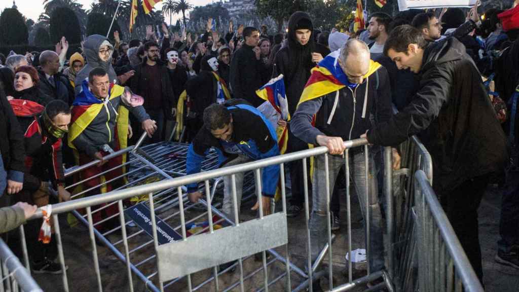 Manifestantes en el parque de la Ciutadella tirando las vallas / EFE / QUIQUE GARCÍA