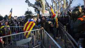 Manifestantes en el parque de la Ciutadella tirando las vallas delante de los Mossos / EFE / QUIQUE GARCÍA