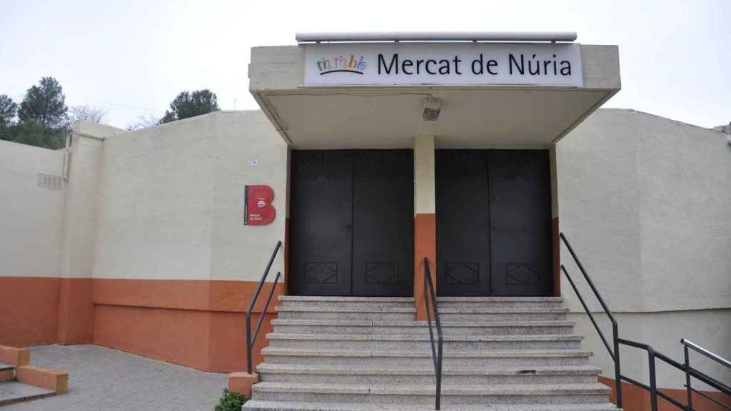 Aspecto que presenta ahora la entrada del Mercat de Núria, en plena hora de mercado / MIKI