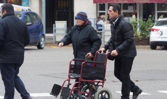  La esposa de Fèlix Millet abandona el juzgado con la silla de ruedas de su marido / EFE/ QUIQUE GARCÍA