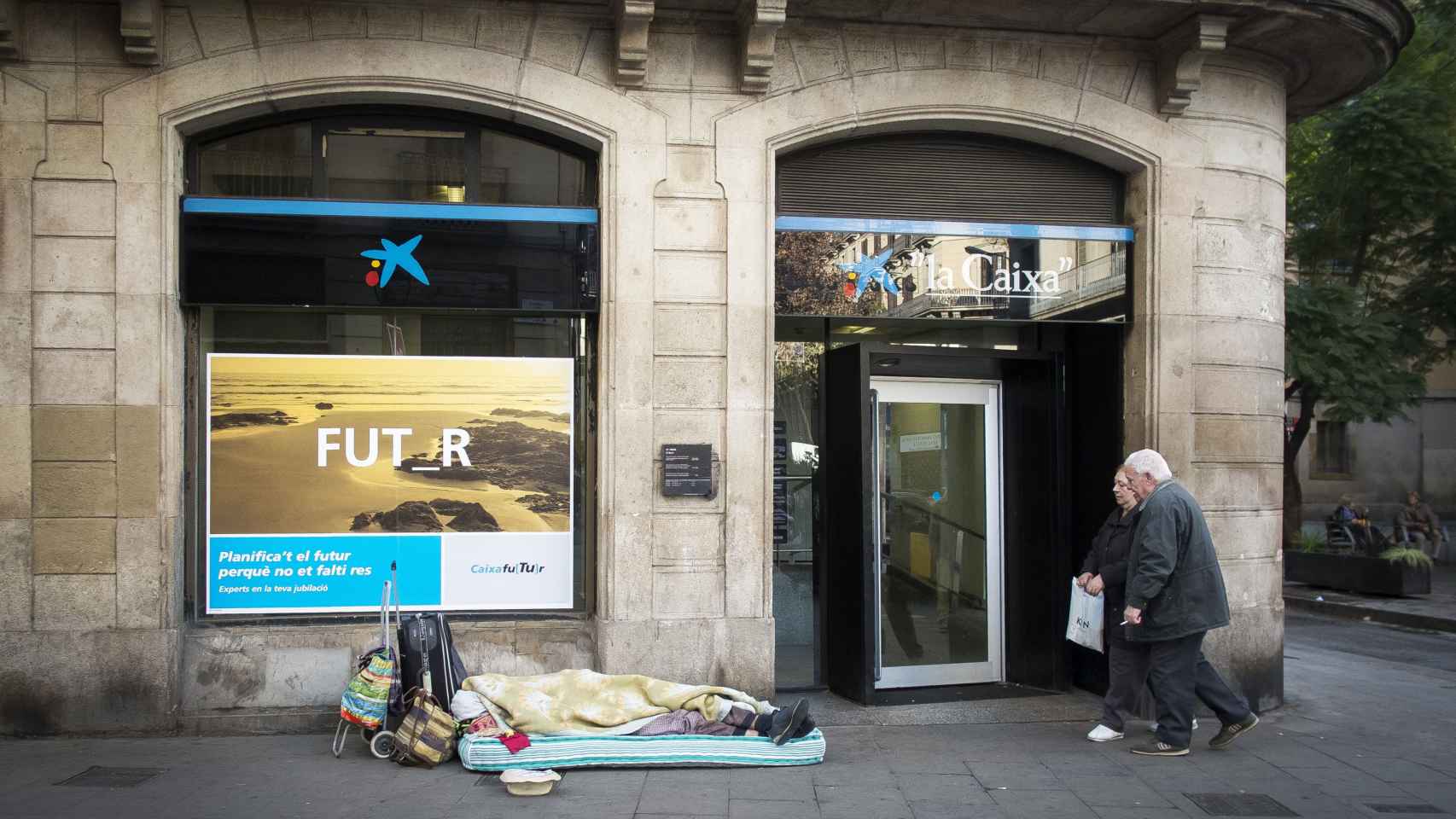 Persona sintecho durmiendo en la calle / HUGO FERNÁNEZ