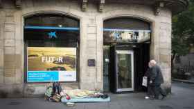 Persona sintecho durmiendo en la calle / HUGO FERNÁNEZ