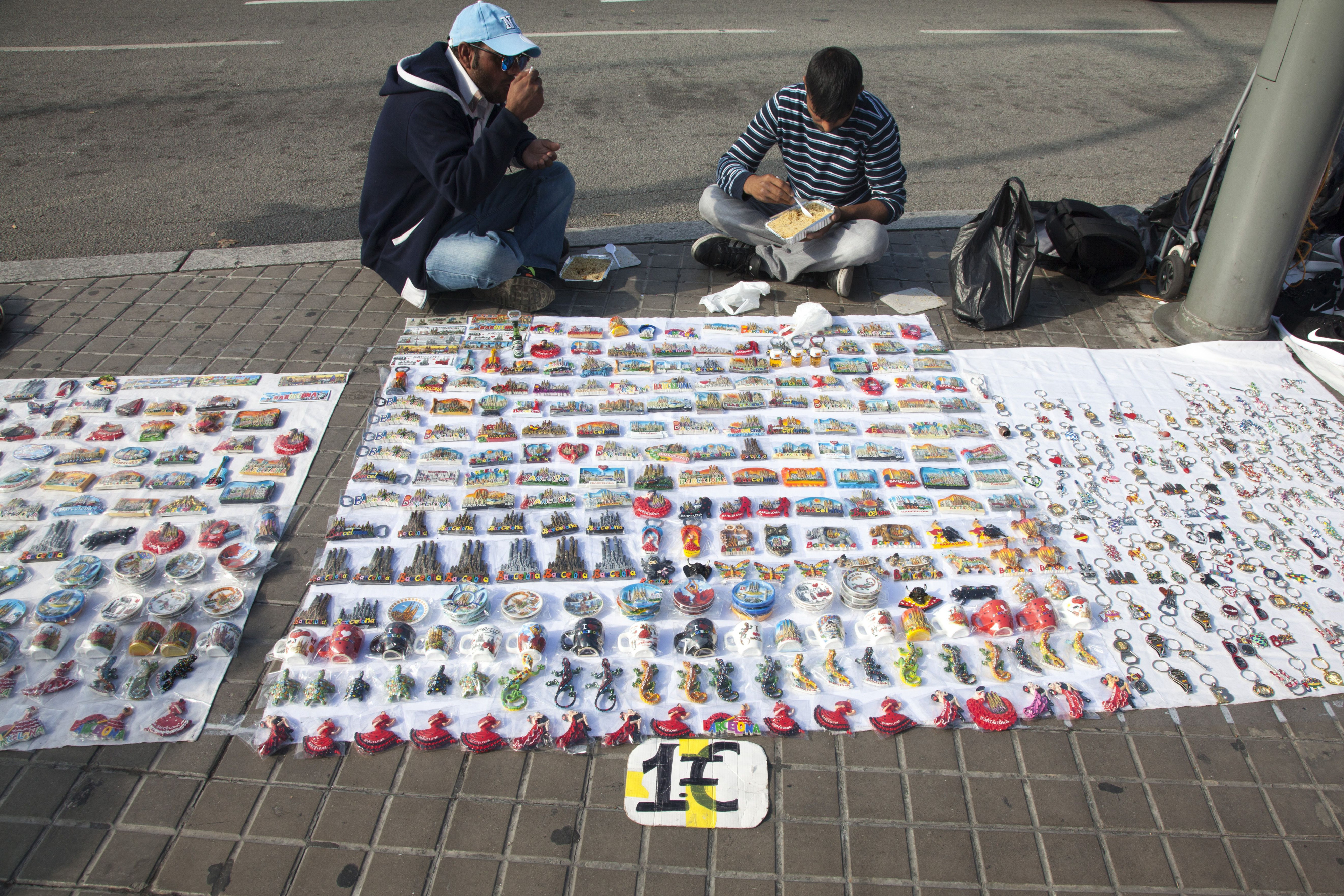 Vendedores del top manta, en Barcelona