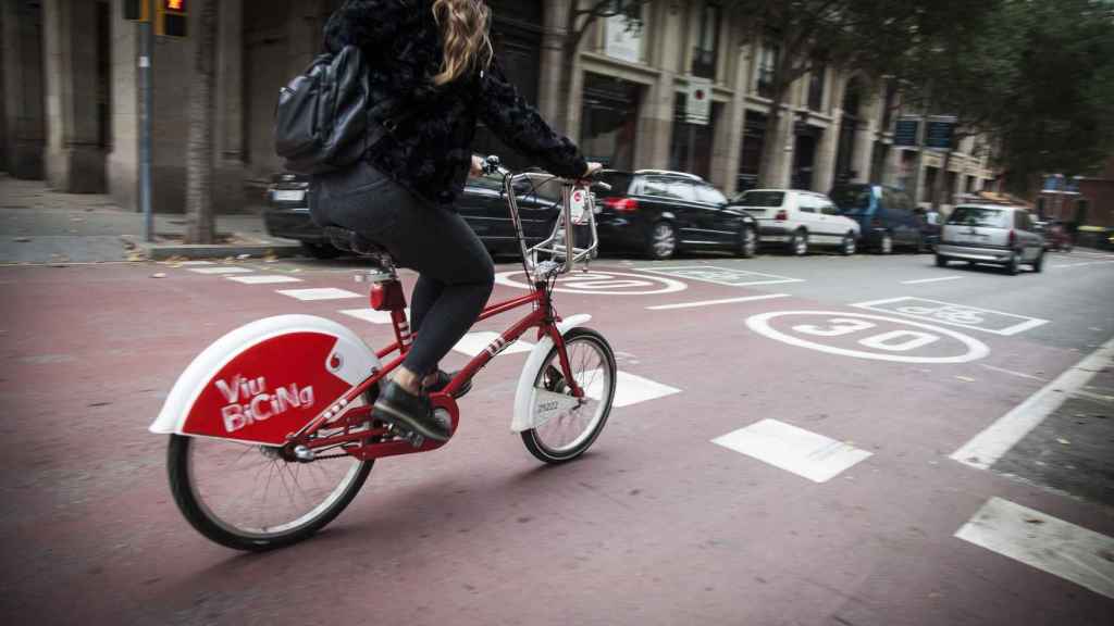 Una usuaria de bicing circulando por Barcelona / HUGO FERNÁNDEZ