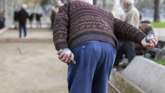 Jubilados jugando una partida de petanca en el paseo Lluis Companys / HUGO FERNÁNDEZ